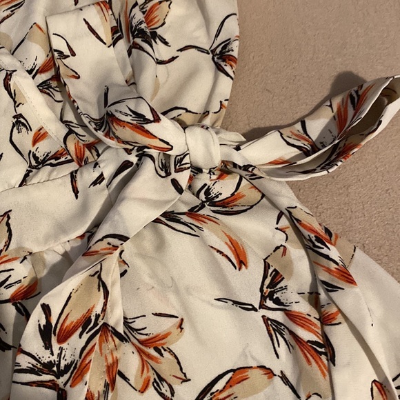 Supper cute flowy floral summer top. It’s a size medium - Picture 5 of 6